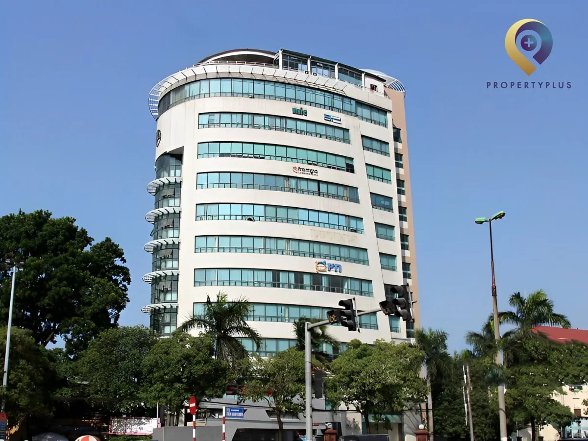 Tòa nhà HTP Building nhìn từ mặt đường với kiến trúc hiện đại.